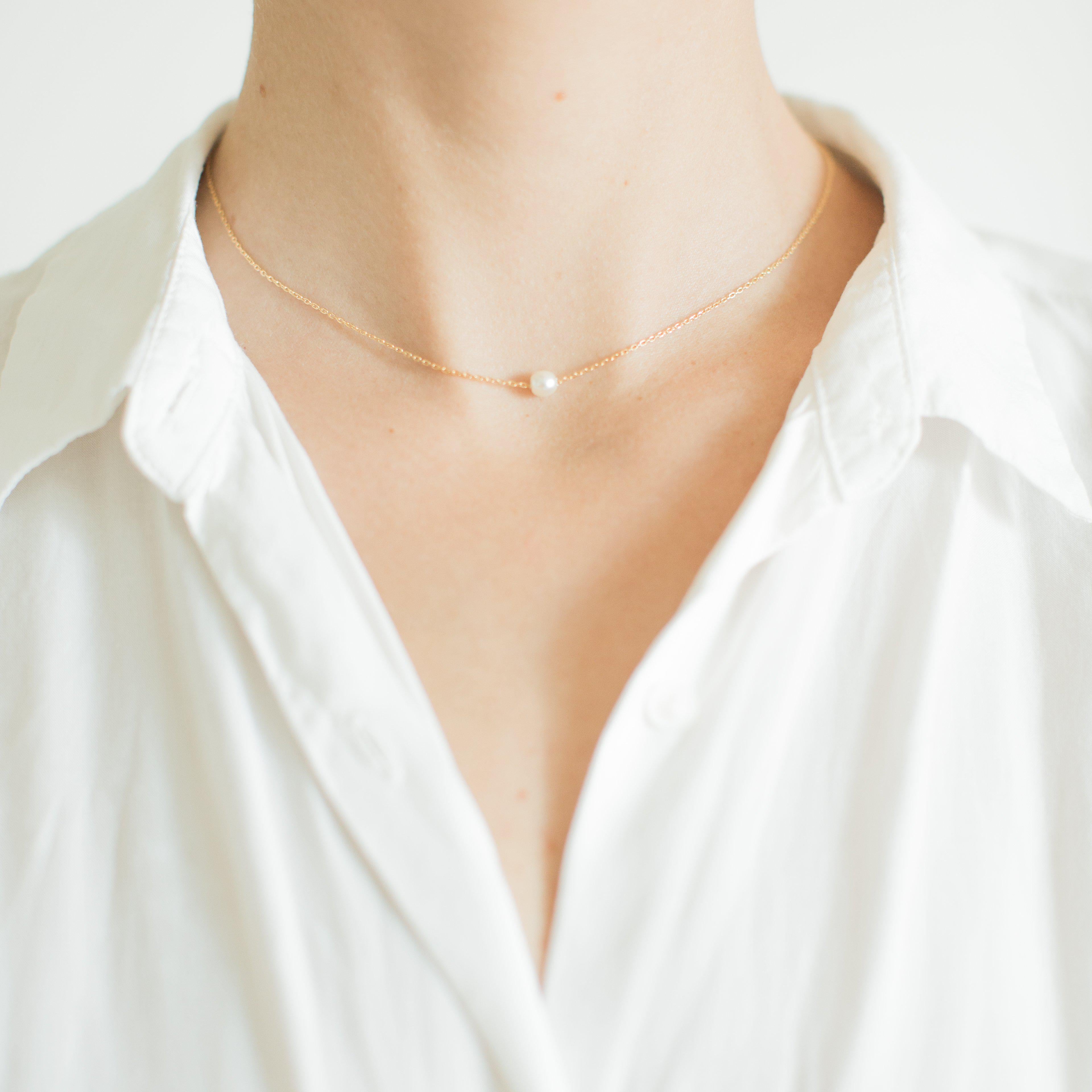 Single Pearl Choker Necklace in Gold