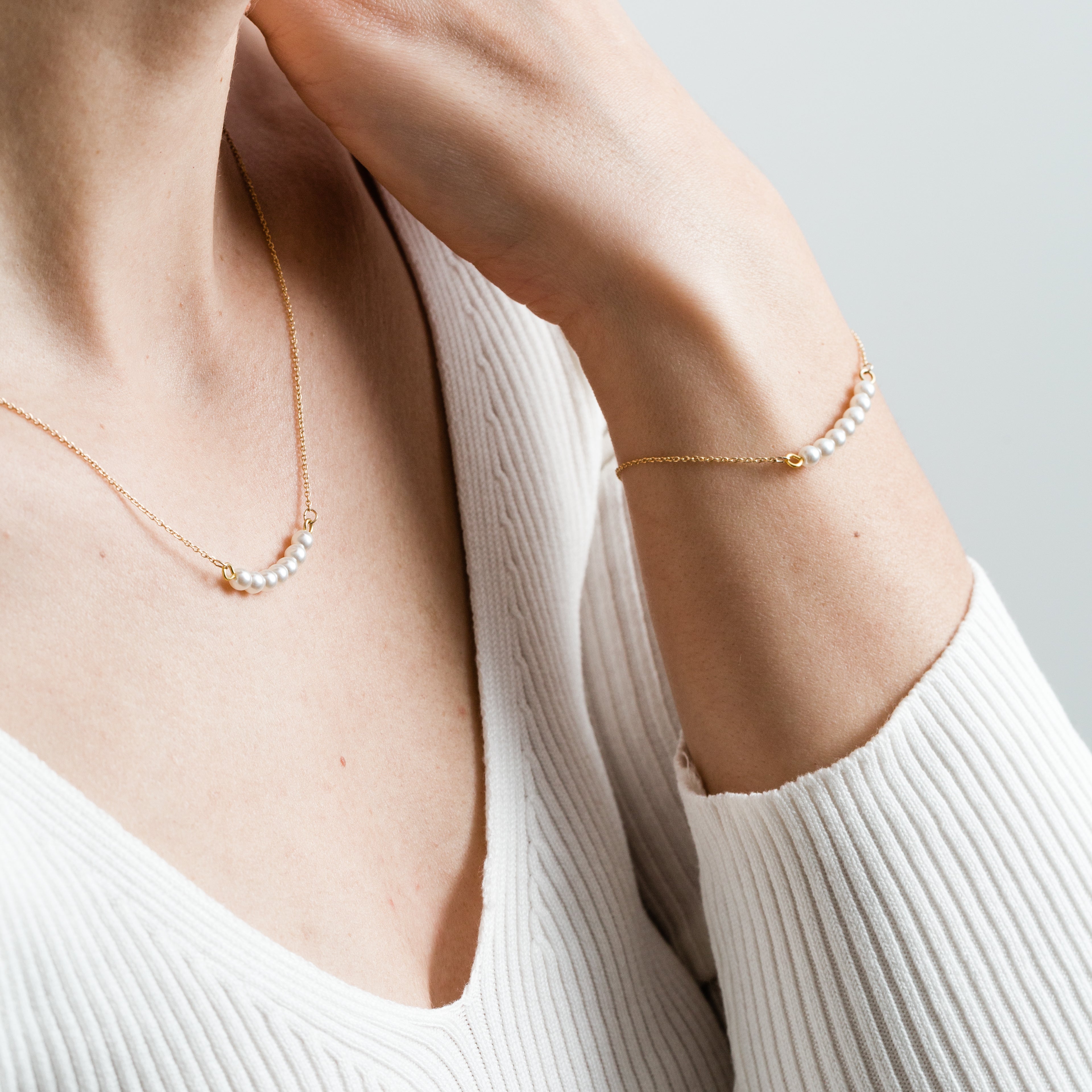 Delicate Gold White Pearl Bracelet