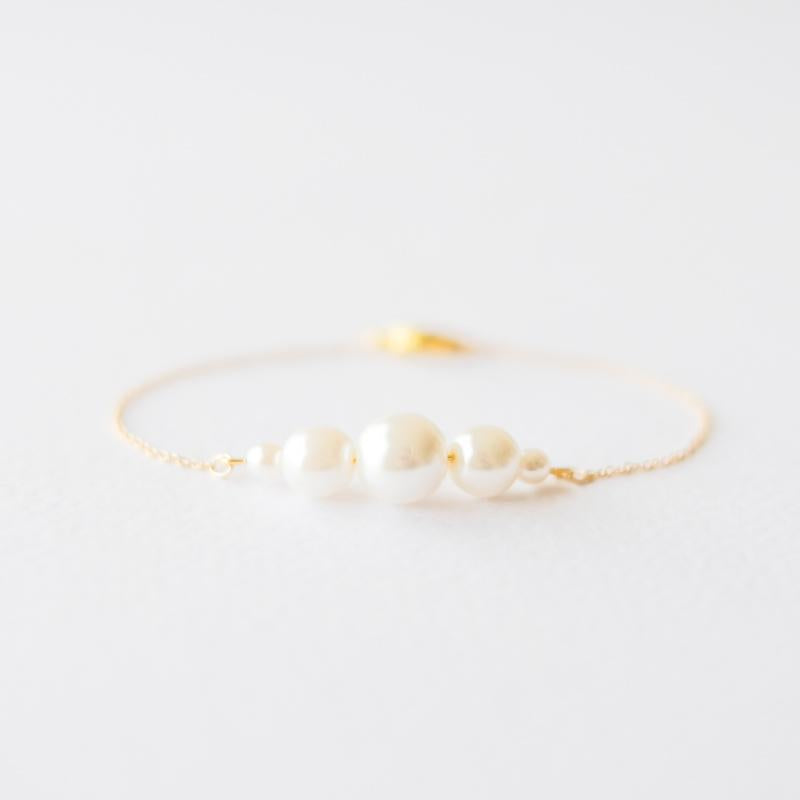 Delicate gold white pearl bracelet