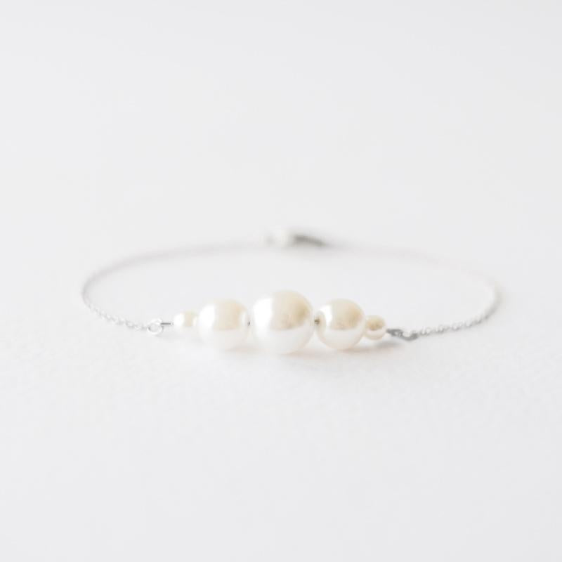 Delicate silver white pearl bracelet