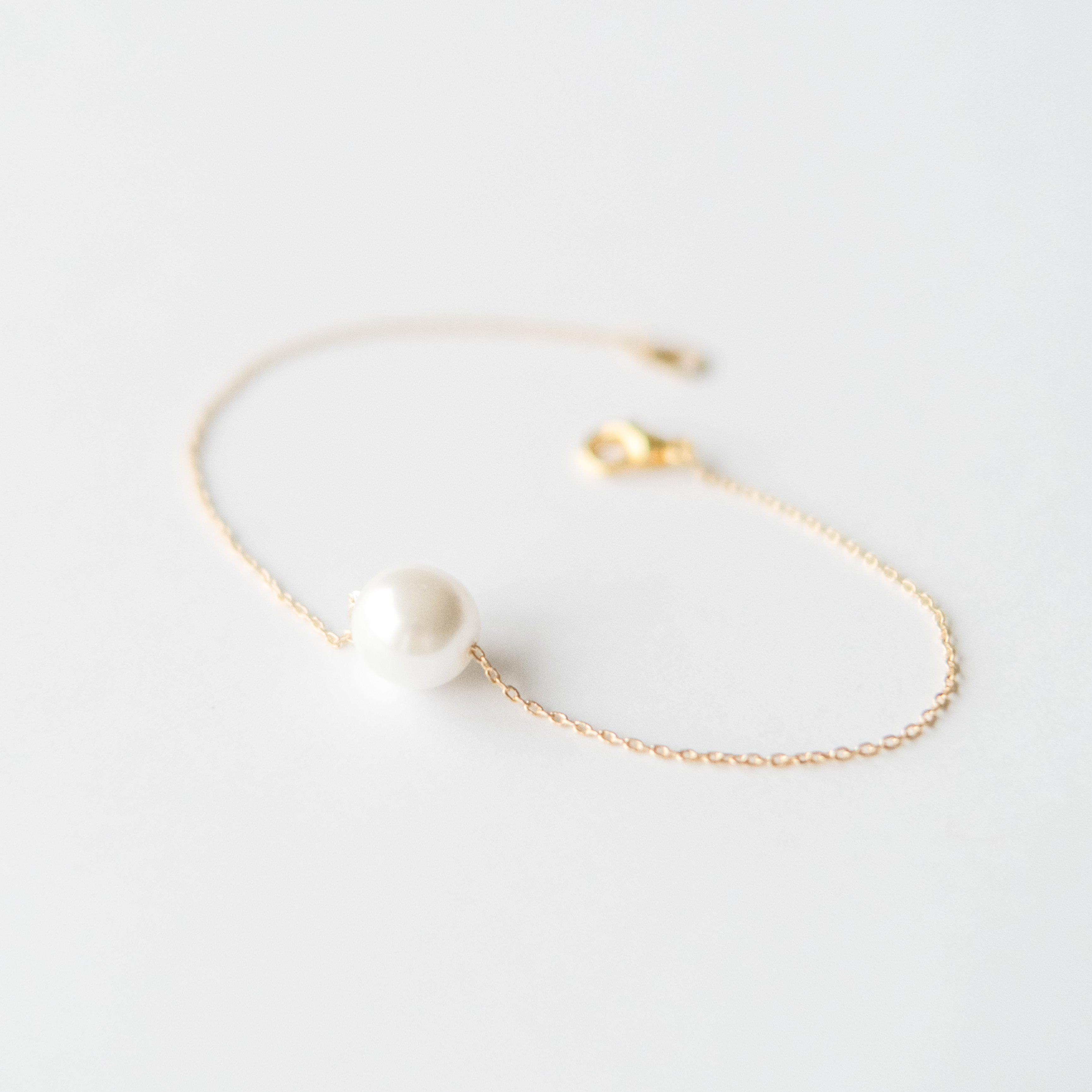 Single Pearl Bracelet in Gold
