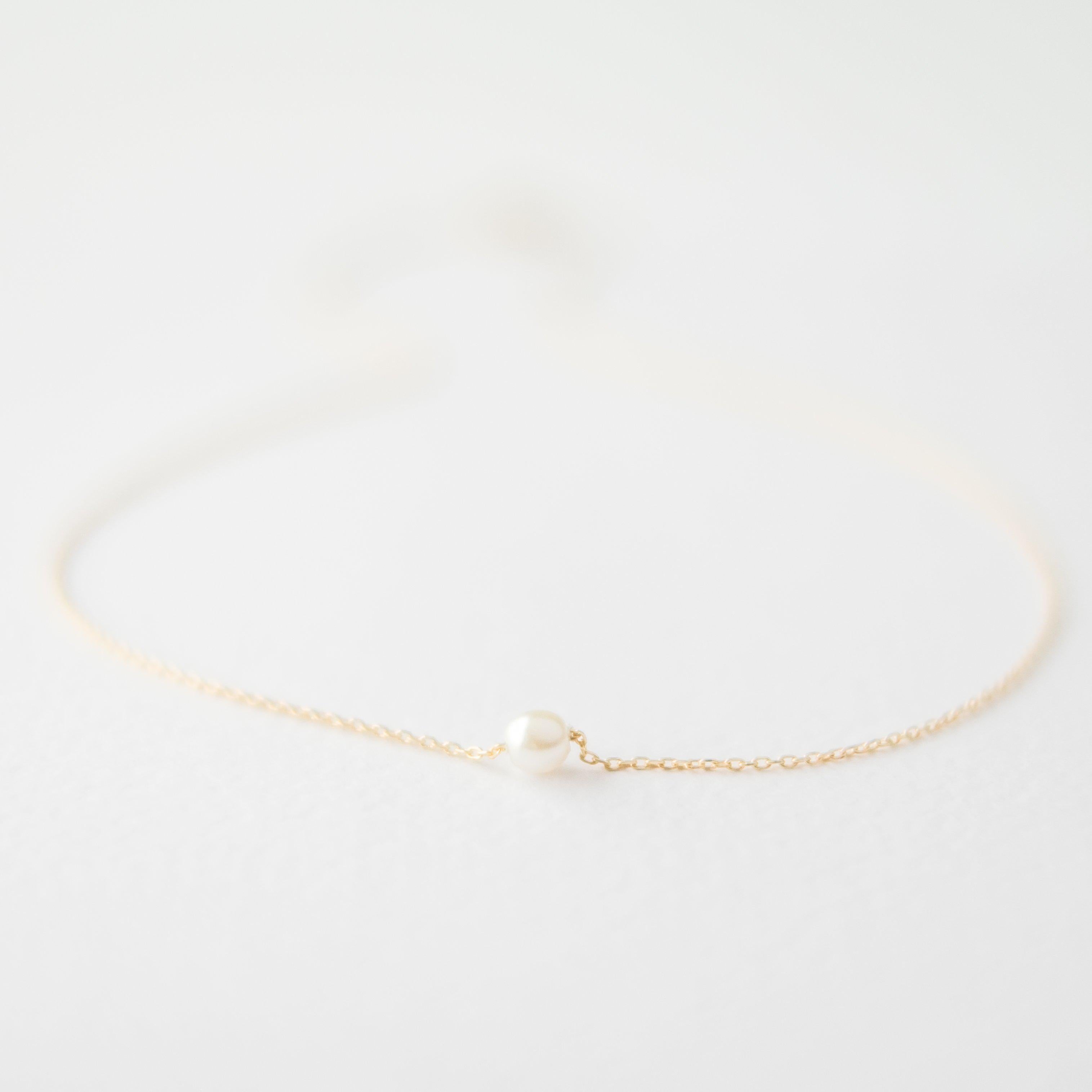 Single Pearl Choker Necklace in Gold
